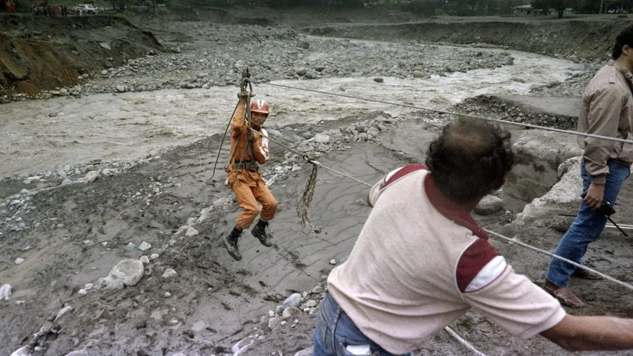 Rescatista de Armero tratando de esquivar el lodo.